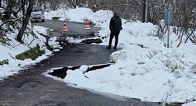 Kar yağışı sonrası mahalle yolu heyelana teslim oldu