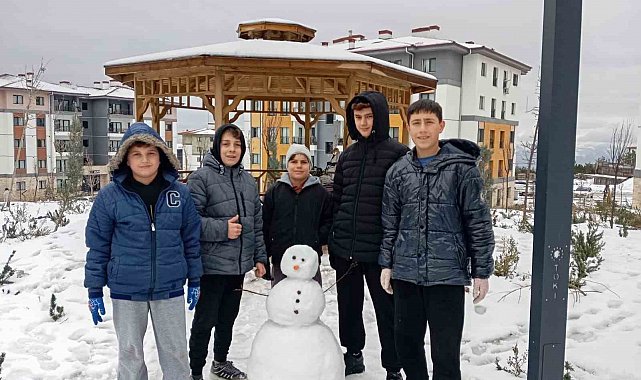 Kar yağışı sürücülere zor anlar yaşatırken çocukları mutlu etti