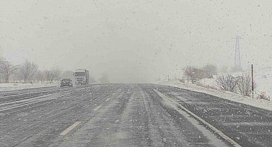 Kar yağışı Van-Bitlis yolunda etkili oluyor
