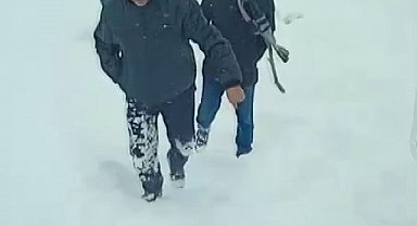 Kar yağışı yolları kapattı, kırsalda yaşayanlar temel ihtiyaçlarını karşılamak için kilometrelerce yol yürüdü