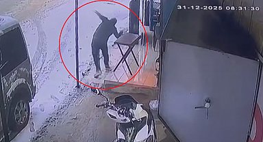 Kar yağışından dolayı kayganlaşan zemine ayağını atan yerle bir oldu