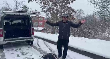 Kar yağışını aracın arkasına bağlanan kızaklarla kutladılar