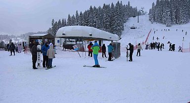 Kar yağışını fırsat bilen kayakçılar, Ilgaz Yurduntepe Kayak Merkezi'ne akın etti
