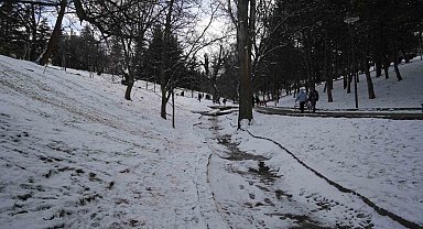 Kar yağışını fırsata çeviren Ankaralılar parklara akın etti