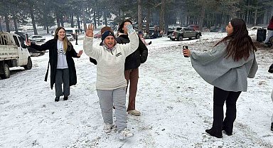 Kar yağışını göbek atarak kutladılar