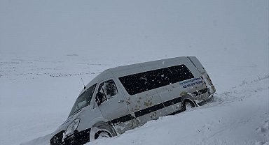 Kara saplanan minibüsteki yolcuları jandarma kurtardı