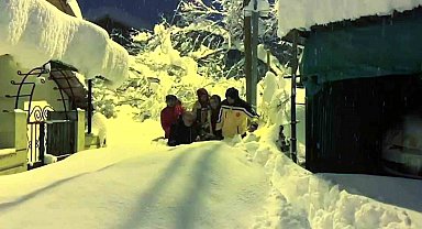 Karabük'te 80 santimetre karı aşıp yaşlı kadını taşıdılar