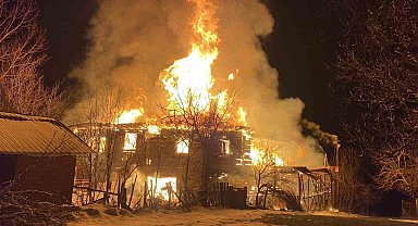 Karabük'te iki katlı ahşap ev küle döndü