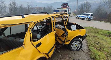Karabük'te otomobil demir bariyere çarptı: 1 yaralı