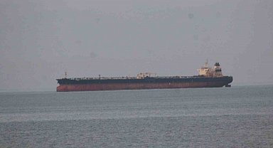 Karadeniz'de isabet alan petrol tankeri İnebolu'da demirledi