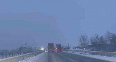 Karadeniz'i İstanbul'a bağlayan yolda kar yağışı etkili oluyor