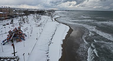 Karadeniz'in hırçın dalgaları karla buluştu, ortaya eşsiz fotoğraflar çıktı