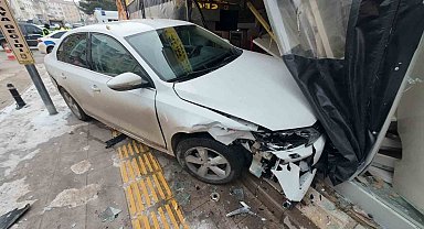 Karaman'da 3 kişinin yaralandığı kazada otomobil iş yerine daldı