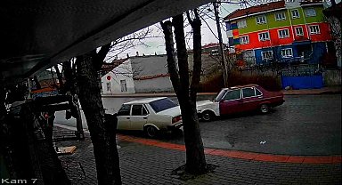 Karaman'da bir sürücünün park halindeki otomobile aracıyla çarparak kaçtığı anlar kameraya yansıdı