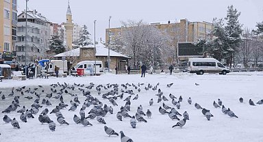 Karaman'da kar yağışı sevindirirken kartpostallık manzaralar oluştu
