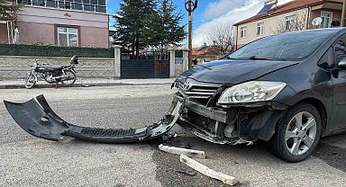Karaman'da otomobille çarpışan motosiklet sürücüsünün çenesi kırıldı