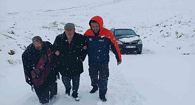 Karaman'da yolda kalan iki araçtaki 4 kişi kurtarıldı