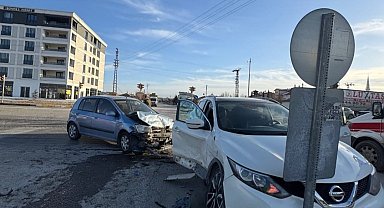 Karapınar'da iki araç çarpıştı: 3 yaralı