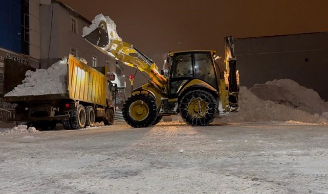 Karayazı'da karla mücadele: 81 köy yolu ulaşıma açıldı