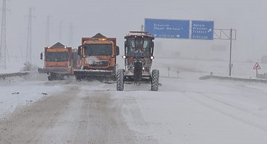 Karayolları ekipleri karla mücadele için seferber oldu