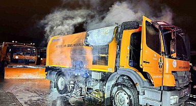 Karayolları'na ait kamyon alevlere teslim oldu