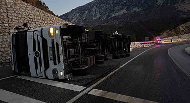 Karayolunda yem yüklü tır devrildi: 2 yaralı
