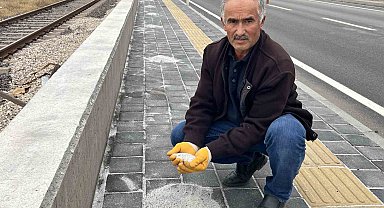 Karayolunun kenarında beyaz örtü oluşturan tırlardan dökülen gübreler, fırçalarla toplanarak bahçelerde değerlendiriliyor