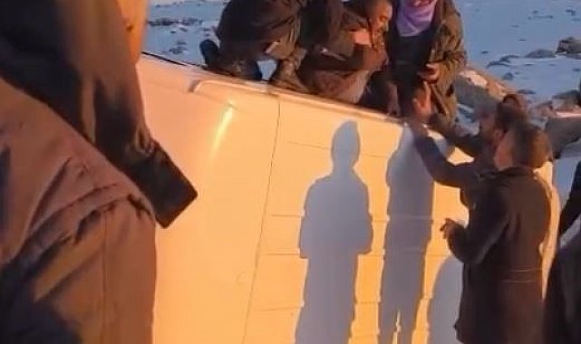 Karda devrilen minibüsteki yolcuları vatandaşlar kurtardı