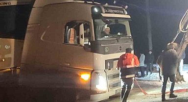 Karda mahsur kalan tır belediye ekipleriyle kurtarıldı