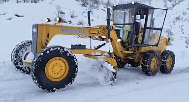 Karda mahsur kalanlar ekipler tarafından kurtarıldı