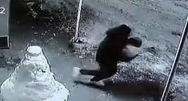 Kardan adamın kafasını çaldılar, o anlar kamerada