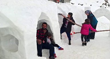 Kardan evler ve oyun alanı yaptı