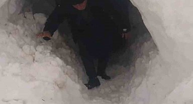 Kardan kapanan ahıra tünel açarak girdiler