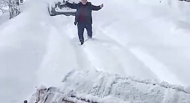 Kardan kapanan köy yolu açılınca oynadı