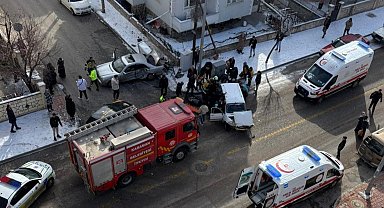 Karı kocayı birbirinden ayıran kazada kadın hayatını kaybetti