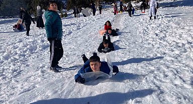 Karın tadını çocuklar çıkardı: Kimi leğenle kimi naylonla kaydı