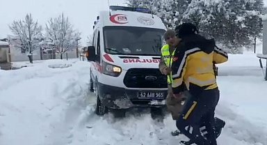 Karla kapanan köy yolunda zamanla yarış: Hasta sağlık ekiplerine ulaştırıldı