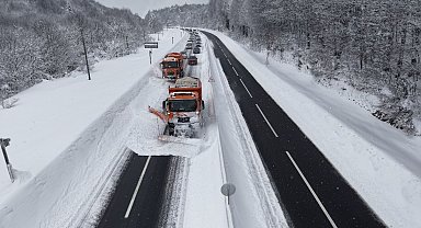 Karla kaplı Bolu Dağı'nda 'Kar kaplanları' böyle yolu açtı
