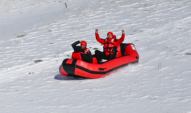 Karla kaplı dağdan donmuş gölete botla kaydılar
