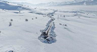 Karla kaplı mezrada mahsur kalan köylünün imdadına ekipler yetişti