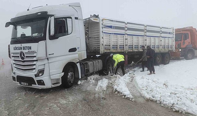 Karla kaplı yollarda mahsur kalan vatandaşların yardımına polis koştu