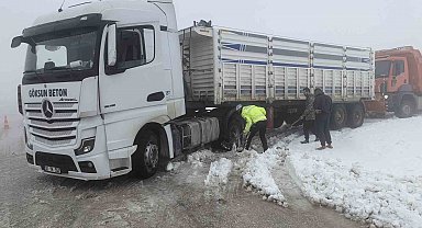 Karla kaplı yollarda mahsur kalan vatandaşların yardımına polis koştu
