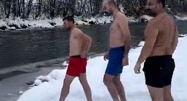 Karların arasından buz gibi nehre: Tunceli'de 3 arkadaş soğuğa meydan okudu