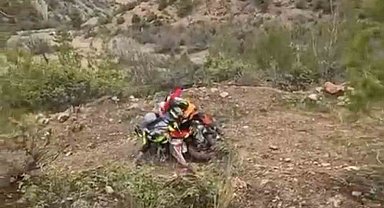 Karlı dağları cross motorlarla aşmaya çalıştılar: Zorlu yolculuk kamyonette son buldu