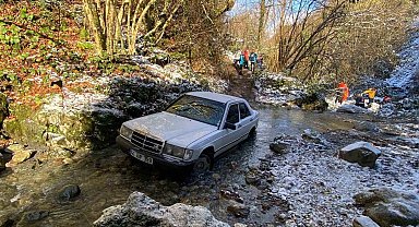 Karlı havada atletli bir adam, dere yatağında otomobilden 10 metre uzaklıkta ölü bulundu