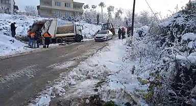 Karlı yolda çöp kamyonu geriye kaydı, işçi yaralandı