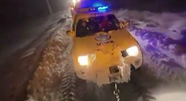 Karlı yolda mahsur kalan ekiplerin yardımına köylüler yetişti