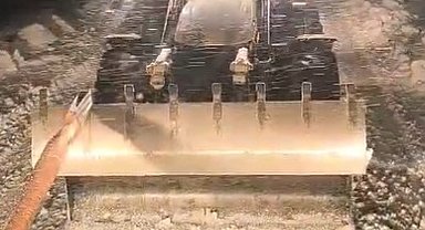 Karlı yolda mahsur kalan tır, iş makinesiyle kurtarıldı