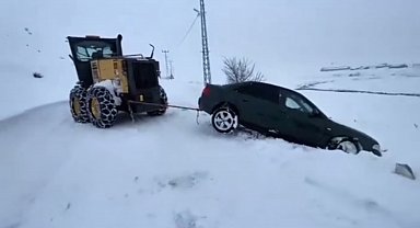 Karlıova'da karla mücadele sürüyor: Mahsur kalan araçlar kurtarıldı