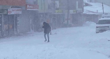 Karlıova'da tipi ve fırtına hayatı felç etti: Esnaf kepenk kapattı